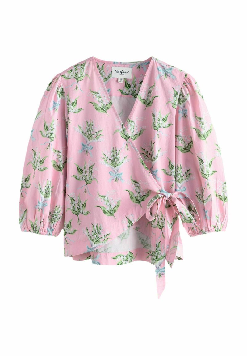 Blusa avvolgente rosa realizzata in tessuto leggero, con motivi floreali verdi e fiocchi blu. Presenta maniche a palloncino e un laccio in vita.