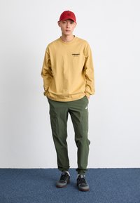 Nike Sportswear SPORTSWEAR CLUB - Reisitaskuhousut - cargo khaki