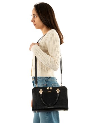 Sac à main noir texturé avec une finition en relief crocodile, quincaillerie dorée, poignées doubles et une bandoulière amovible.