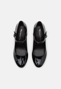 Chaussures Mary Jane en cuir verni noir avec un bout arrondi et une lanière étroite traversant le cou-de-pied. Taille 37 indiquée sur la semelle intérieure.