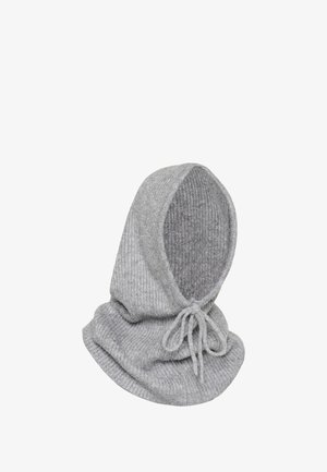 Glugă tricotată gri cu o textură în dungi, având un fund strâns și un sistem de șnur pentru ajustare. Finisaj interior neted.