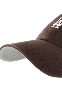 Cappellino da baseball in velluto a coste marrone con logo "LA" ricamato in bianco sulla parte frontale e con la parte inferiore della visiera curva di colore chiaro.