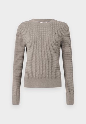 Pull en tricot à côtes gris clair avec des manches longues et un col rond. Présente un motif texturé et un subtil détail de logo sur la poitrine.