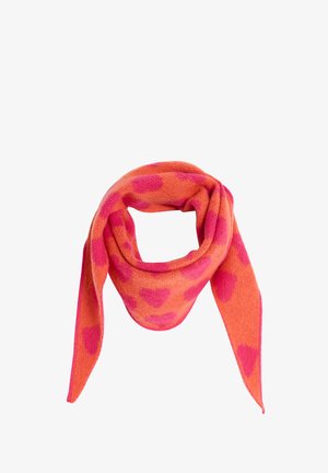 Écharpe en laine de couleur orange vif ornée de grands motifs de cœurs roses, avec une texture douce et des extrémités pointues pour un enroulement polyvalent.