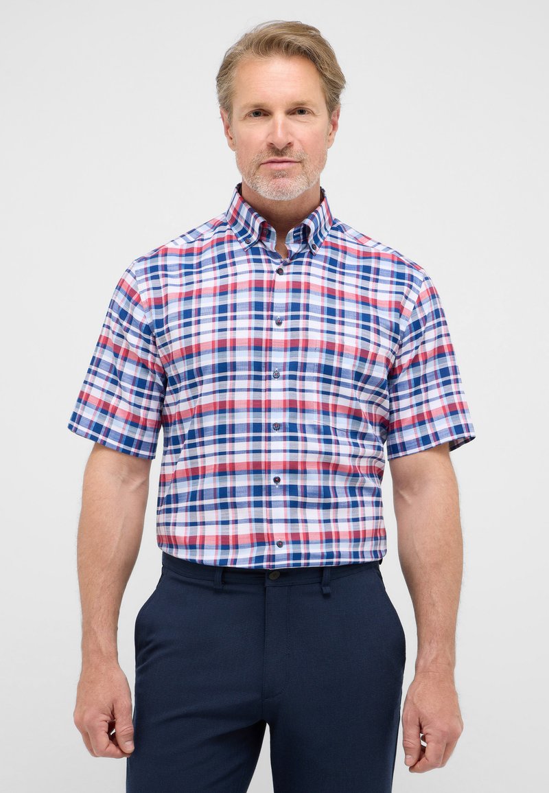 Camicetta a maniche corte con bottoni caratterizzata da un motivo a quadri rosso, blu e bianco, realizzata in cotone leggero con colletto e pattina bottoni.
