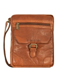 Bruine leren crossbody tas met een voorste ritszak, magnetische klepsluiting en verstelbare schouderband. Heeft een textuur en metalen accenten.