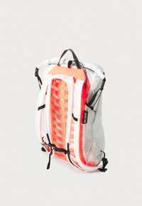 Rucksack mit weißer Außenseite, orangen Akzenten und einem stabilen Rahmen. Verfügt über verstellbare Riemen und ein Netzoberteil für Belüftung und ein leichtes Design.