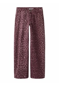 Plati zābaci ar purpura un tumši brūnu leoparda rakstu, ar pogu aizdari un jostu cilpām, izvietoti uz baltas fona.