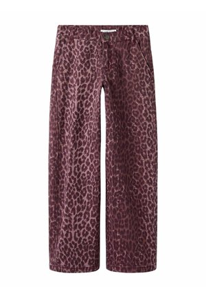Pantalons à jambes larges avec un motif léopard violet et marron foncé, fermeture à boutons et passants de ceinture, présentés à plat sur fond blanc.