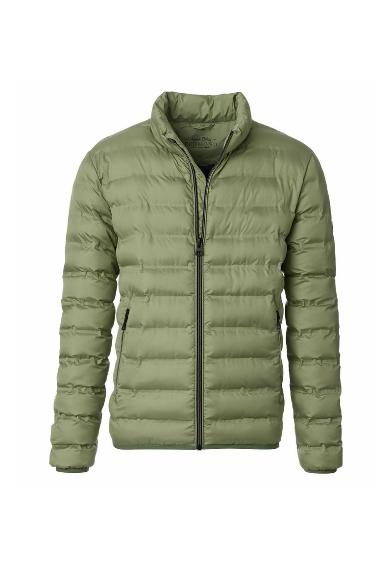 Oliven grøn pufferjakke med lynlås, kort krave og vandret quiltet mønster. Har to sidelommer og en glat tekstur.