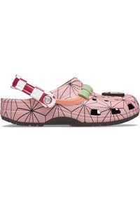 Rosa Crocs mit schwarzem Spinnennetzmuster, aus Gummi, offenes Zehendesign und verstellbarer Riemen in rot und weiß. Verfügt über dekorative Akzente.
