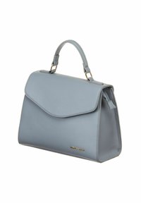 Sac à main en cuir texturé bleu clair avec poignée supérieure, fermeture à rabat, et petit logo de marque doré dans le coin inférieur avant.