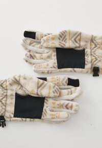 Deux gants en polaire douce et texturée avec des motifs géométriques beiges, jaunes et gris. Panneaux d'accent noir et une fonctionnalité de fermoir.