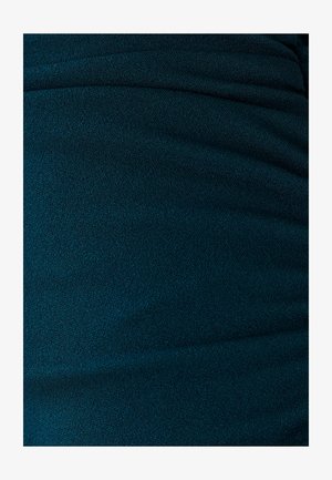 Tela elástica en tono verde azulado con una textura suave, que presenta un detalle de pliegues y un brillo sutil, adecuada para prendas ajustadas.