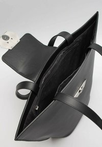 Borsa tote in pelle nera con apertura superiore, chiusura in metallo argentato e tasca interna con zip. Texture liscia, design minimalista, manici piatti.