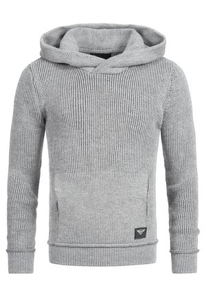 Hellgrauer, gerippter Strick-Hoodie mit langen Ärmeln, einer Kängurutasche vorne und einem kleinen schwarzen Logo-Patch nahe dem Saum auf der linken Seite.