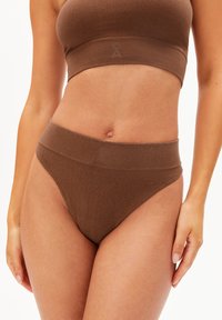 Bruine geribbelde draadloze bralette en bijpassende slip met hoge taille. Zachte textuur, naadloos ontwerp en elastische tailleband voor comfort.