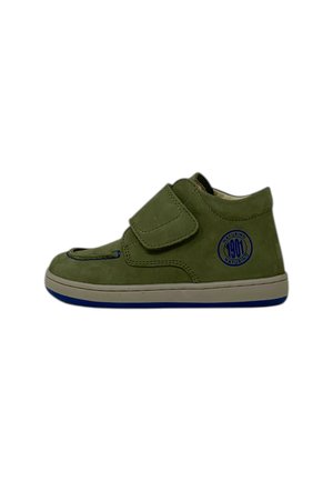 Scarpa per bambino verde oliva con cinturino in Velcro, suola beige, fondo blu e logo circolare "Naturino 1901" sul lato.