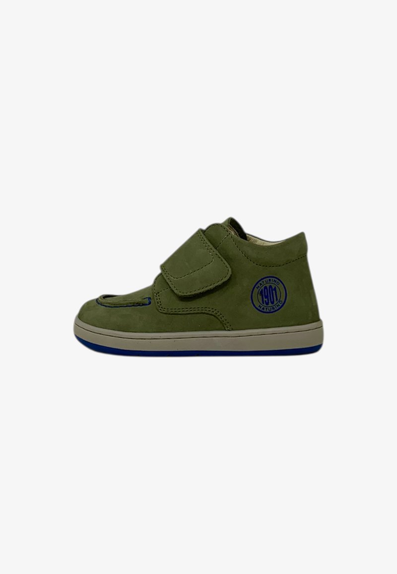 Scarpa per bambino verde oliva con cinturino in Velcro, suola beige, fondo blu e logo circolare "Naturino 1901" sul lato.