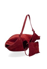 Borsa in suede rosso con un design morbido, dotata di una sola tracolla e di una piccola pochette staccabile. Texture liscia e leggero lucido.