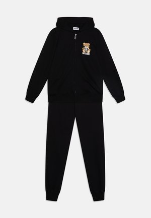 Czarny komplet z zamkiem błyskawicznym, składający się z bluzy z kapturem i spodni, wykonany z miękkiego materiału, z grafiką misia na lewej piersi. Elastyczne mankiety i pas.