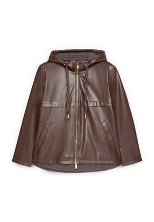 Chaqueta marrón de cuero con capucha, cierre de cremallera y dos bolsillos frontales. Cuenta con cordones con herrajes dorados y una textura elegante y suave.