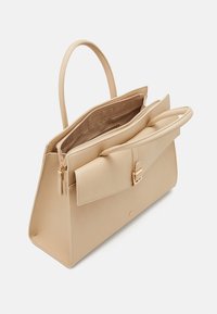 Beżowa torebka o strukturalnym designie, wyposażona w przednią klapę, złote okucia oraz dwa górne uchwyty. Miękki materiał, przestronne wnętrze.