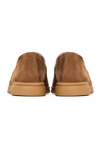 Zapatos loafers de ante marrón con punta redondeada y suela de goma flexible en tono beige. Textura suave con detalles de costura mínimos.