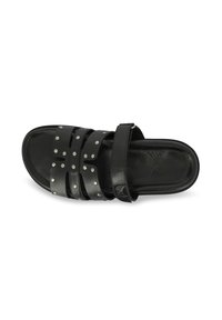 Zwarte leren sandaal met een ontwerp van drie banden, versierd met zilveren studs, een gevoerde zool en een verstelbare enkelband voor een veilige pasvorm.