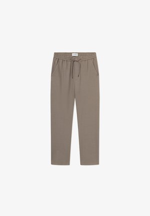 Pantalones jogger grises con cintura elástica, cordón y bolsillos laterales. La tela parece suave, con un corte relajado y piernas ajustadas.