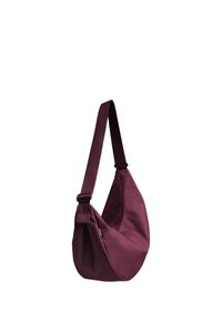 Vinrød crossbody slingtaske med justerbar bred rem og glat stof, vist hængende mod en hvid baggrund.