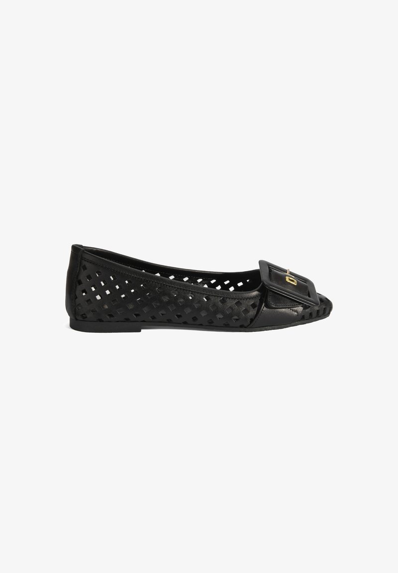 Schwarze, perforierte Ballerinas mit einem offenen Flecht-Design, runder Spitze und einer dekorativen Schnalle an der Vorderseite. Aus Leder mit einer glatten Textur gefertigt.