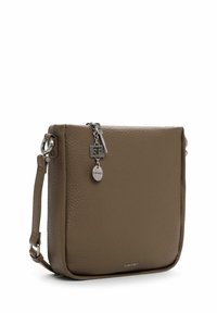 Bolso cruzado de cuero marrón con un acabado texturizado, acentos de hardware plateado, cierre de cremallera y una correa desmontable. Etiqueta con el logo adjunta.