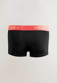 Boxeri pentru bărbați negri cu talie largă corai, având numele brandului „NEXT” în litere bej.