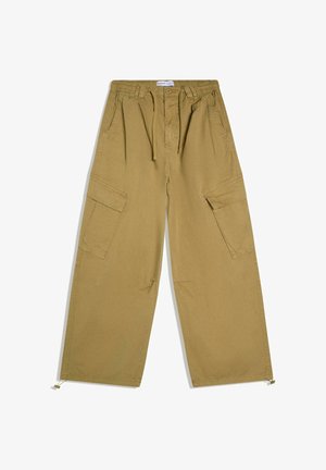 Khaki široké cargo nohavice so šnúrkou v páse, bočné kapsy s chlopňou a nastaviteľnými šnúrkami na členku, rozložené na bielom pozadí.