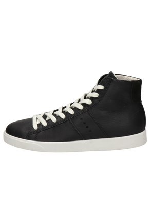 Sneaker alta in pelle nera con lacci bianchi, superficie testurizzata, punta arrotondata e suola in gomma bianca. Presenta sottili perforazioni laterali.