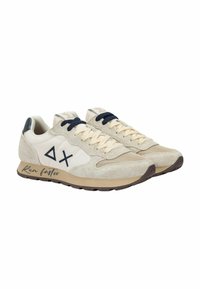 Scarpe da corsa beige con un mix di tessuto liscio e suede, lacci e dettagli navy, suola beige strutturata e dettaglio stampato "Corri più veloce".