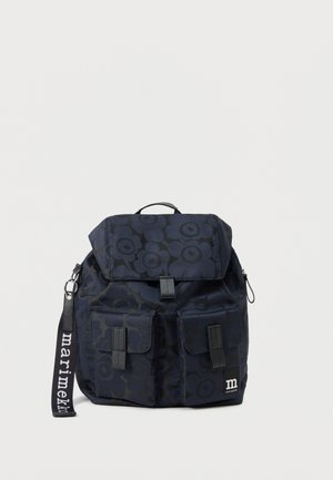 Mochila azul oscuro con estampado floral, dos bolsillos frontales con solapa, asa superior y correa negra con la etiqueta "marimekko" sobre fondo blanco.