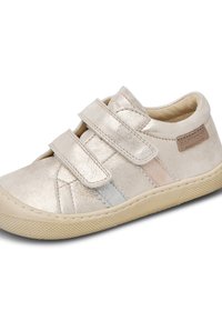 Scarpa per bambini argentata metallizzata con strap in Velcro, caratterizzata da una superficie testurizzata e dettagli color pastello sui lati. Suola in gomma.