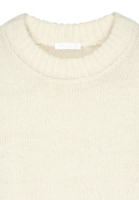 Off-white pleten sweatshirt z rebrastim okroglim izrezom. Narejen je iz mehkega, teksturiranega blaga z subtilnim, enotnim vzorcem.