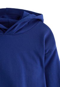 Felpa con cappuccio blu navy in tessuto morbido e strutturato. Presenta una scollatura ampia e larga e una vestibilità rilassata e confortevole.