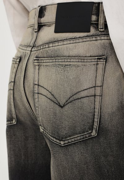 Feng Chen Wang GRADIENT WASHED UNISEX - Pantaloni scurți din denim - black gradient