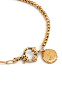 Collar de cuentas de oro con un cierre circular y un colgante decorativo, grabado. Presenta una textura suave y brillante y un diseño de cadena delicado.