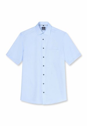 Hellblaues Herren-Kurzarmhemd mit schwarzen Knöpfen und Brusttasche, dargestellt auf weißem Hintergrund.