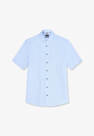 Lichtblauw herenoverhemd met korte mouwen, zwarte knopen en een borstzak, afgebeeld op een witte achtergrond.