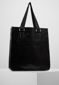 Sac fourre-tout en faux cuir noir avec un motif crocodile texturé, doté de deux poignées solides et d'accents métalliques argentés.