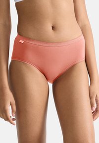 Koraalkleurige katoenen slip met een gladde oppervlakte, voorzien van een gestikte tailleband en een klein logo-label aan de zijkant.