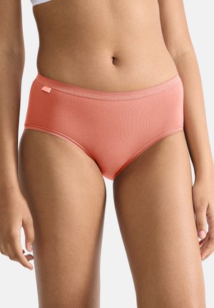 Koraalkleurige katoenen slip met een gladde oppervlakte, voorzien van een gestikte tailleband en een klein logo-label aan de zijkant.