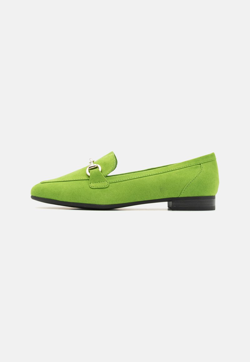 Mocasin de gamuza verde con suela plana negra, que presenta un acento de hebilla decorativa en la parte frontal y un diseño de puntera redondeada.