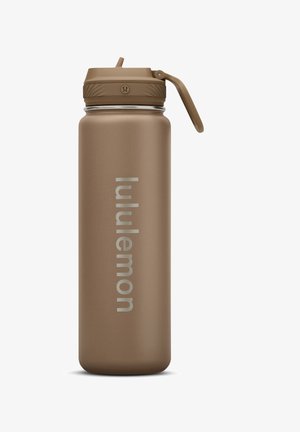 Wysoka brązowa butelka na wodę Lululemon z pokrywką na zatrzask i uchwytem do przenoszenia, pionowe logo na korpusie na białym tle.